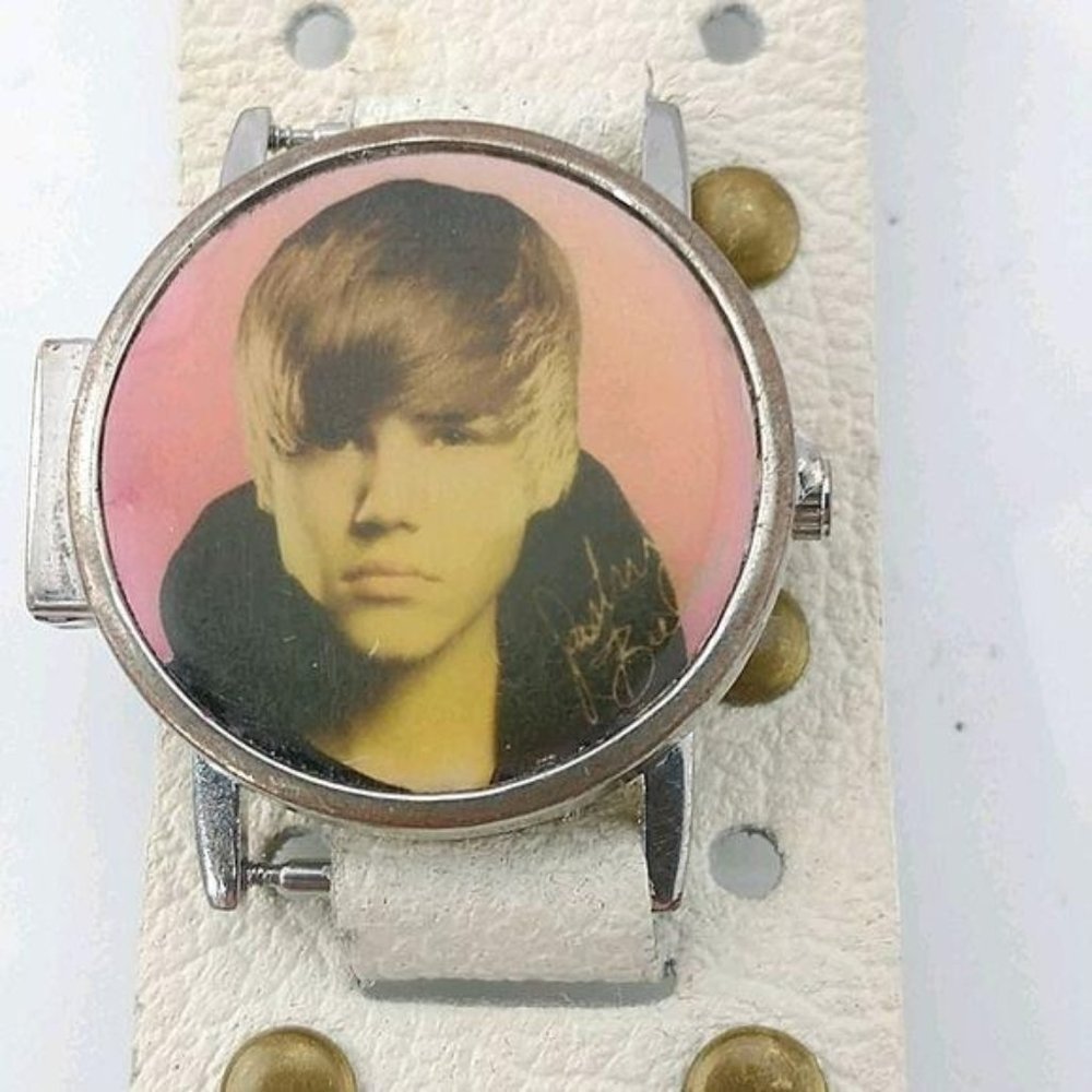Justin Bieber watch young photo of him